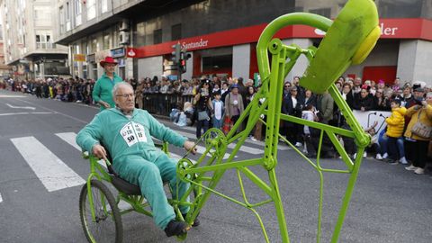 Domingo de entroido en Vern. Desfile con mucha participacin y pblico. Movilidad imaginativa.