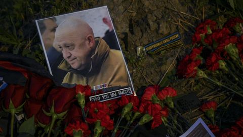 Flores y velas por Prigozhin en la sede de Wagner en San Petersburgo.
