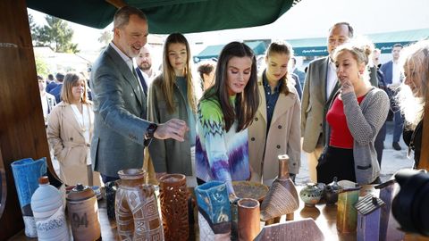 La familia real visita una muestra de artesanía este sábado en Arroes, una de las tres parroquias de Villaviciosa ganadoras del Premio al Pueblo Ejemplar del Principado este año.