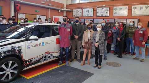 Profesores y alumnos del IES Peña Novo, con autoridades, junto al coche que funciona con hidrógeno 