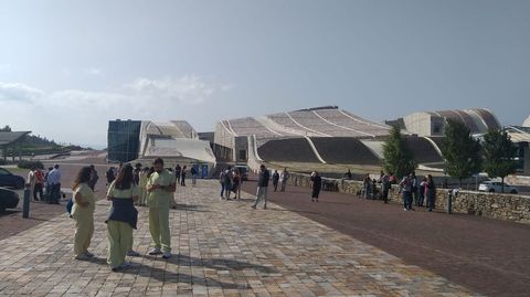 Enfermeras que participan en la vacunación en el Gaiás, en el exterior de la Cidade da Cultura tras ser desalojadas