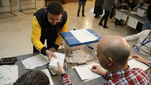 Un trabajador de Correos entrega el voto por correos en una mesa del CGAC