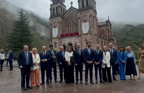 El presidente del PP de Asturias, �lvaro Queipo, junto a compa�eros de partido en Covadonga