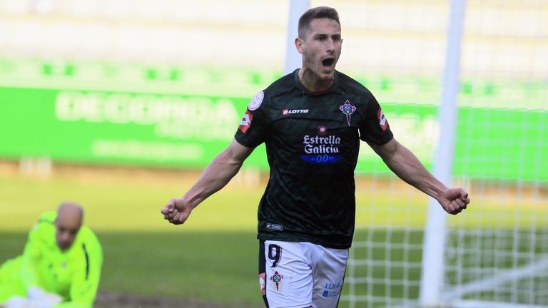 Manu Justo celebra el primer tanto del Racing frente al Algeciras.