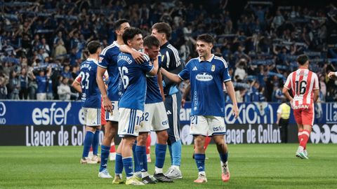 Aldasoro y David Jim�nez abrazan a Enzo P�rez en la celebraci�n del derbi