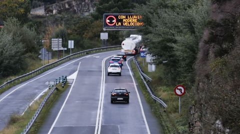 Una doble lnea continua impide adelantar desde Alto de Gutara hasta Ourense
