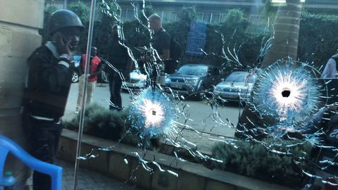 Daños causados por los disparos en el hotel de Nairobi, en Kenia