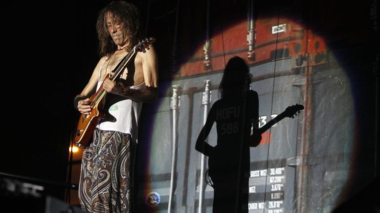 Un último trago por Robe Iniesta: trece temas sin mal fario para explicar al maestro