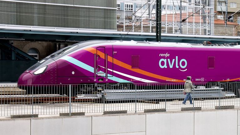 Renfe retira dos trenes Avril de la línea de Valencia por fallos de seguridad