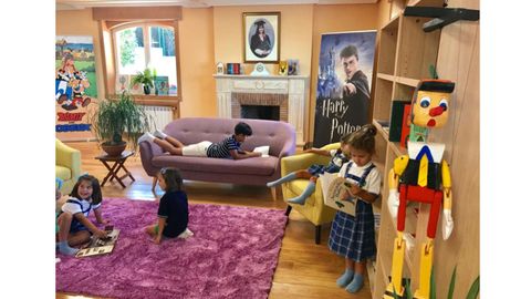 Los niños y las  niñas disfrutan de su gran Biblioteca, donde pueden escoger libros en cinco idiomas diferentes