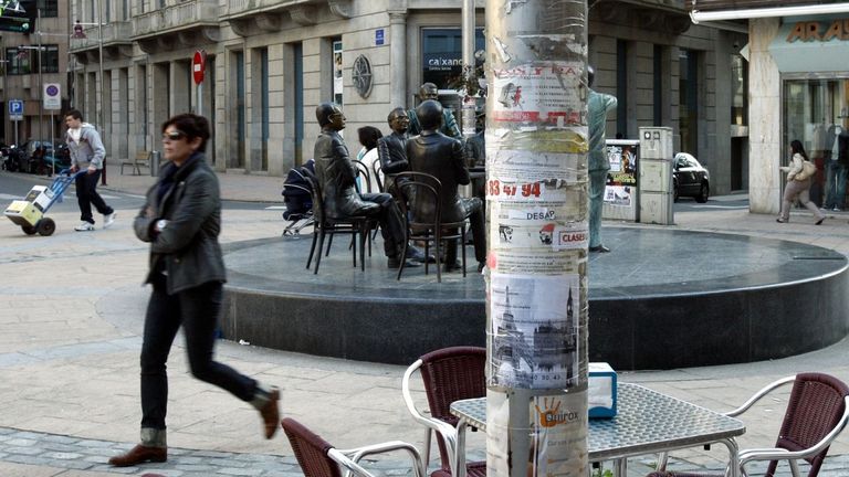 Pega carteles por una calle de Pontevedra, se lo niega a la policía y lo descubren al sonarle el teléfono en el bolsillo