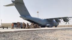 Varios militares a su llegada al aeropuerto de Dubi desde Kabul