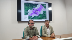 El concejal Juan lvarez y el portavoz socialista Carlos Fernndez Llaneza en rueda de prensa