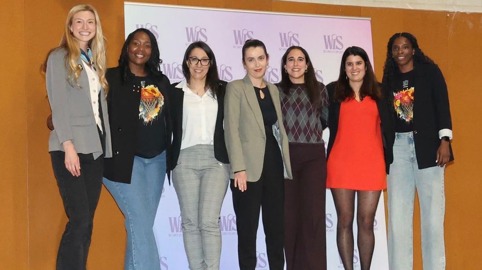 La alcaldesa, Mari�a Gueimunde, y representantes del club Ast�rix de Viveiro presentaron el campeonato,