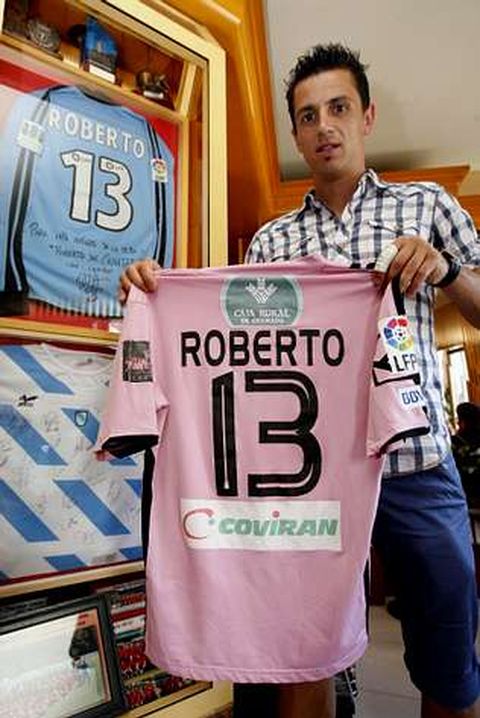 Roberto posa con su camiseta del Granada.