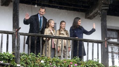  El rey Felipe VI (i), la princesa Leonor (2i), la infanta Sofa (2d) y la reina Letizia (d) sonren durante su visita a Asiegu,
