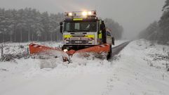 Un vehculo quitanieves de la Diputacin de Lugo, este mircoles por la maana en una de las carreteras provinciales afectadas por la nevada
