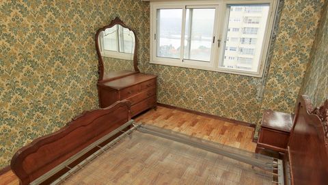 En la imagen, uno de los dormitorio, con vistas a la ra y a los astilleros de Fene