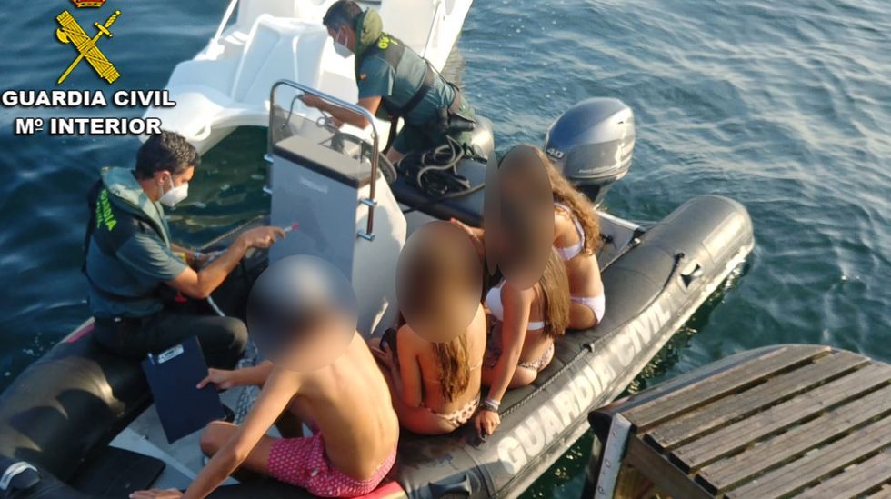 Rescate de cuatro menores en un hidropedal a un kilmetro mar adentro de Areas, Sanxenxo