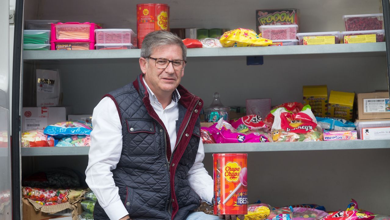 Los rostros clebres de la distancia social.Manolito recuerda de memoria todos los productos que tiene, que distribuye por todo Lugo