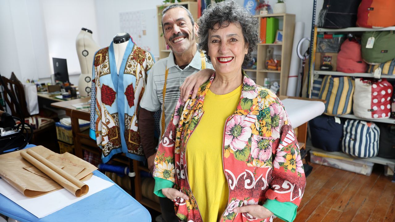 Fran y Patricia Soto, dise�adores de La Canalla, posan en su taller de Vigo
