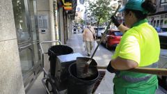 Una operaria de Urbaser, este lunes, limpiando las calles en el Ensanche de Santiago