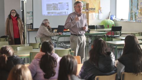 O historiador Enrique Barrera nunha charla no CPI O Feal, este luns sobre o Holocausto