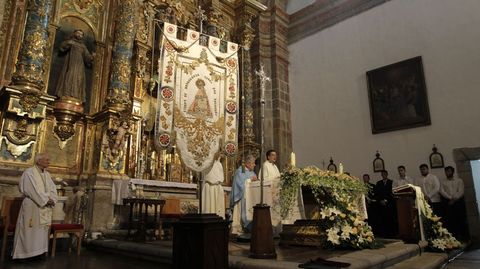 El estandarde de la cofrada de la Virgen de Montserrat presidi la misa del 15 de agosto en A Rgoa 