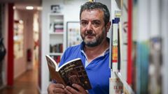Óscar Guzmán con un ejemplar de su primera novela