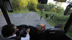 Imagen de archivo de un autobs haciendo una ruta por el rural.