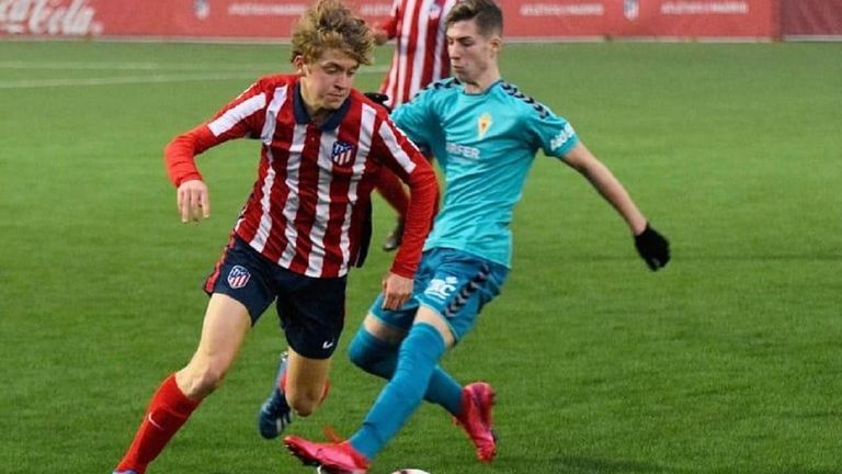 Carlos Ballestero, a la izquierda, en un partido entre el Atlético y el Murcia