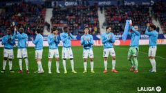 Los jugadores del Real Oviedo, antes de comenzar el partido ante Osasuna