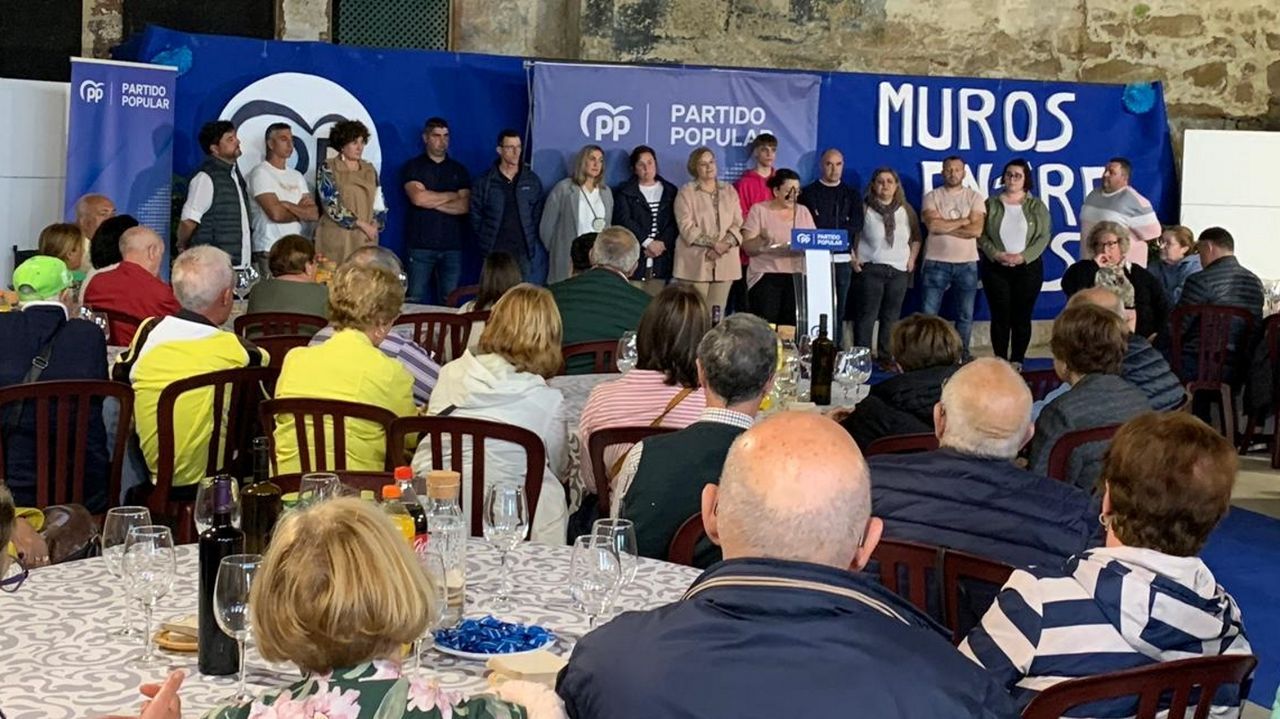 Ana Pont�n y el alcalde de A Pobra do Broll�n, Jos� Luis Maceda, ayer en la Feira do Vi�o de Vilach�