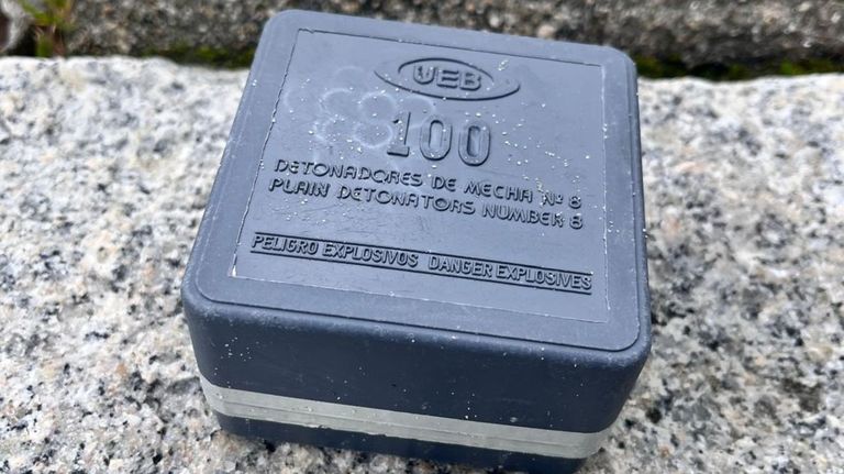 Los Tédax retiran una caja con un centenar de detonadores pirotécnicos de una playa de Poio