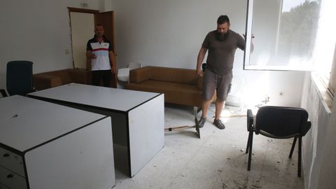 Para entrar y salir con facilidad, el grupo había colocado una silla junto a una de las ventanas que dan a la fachada principal