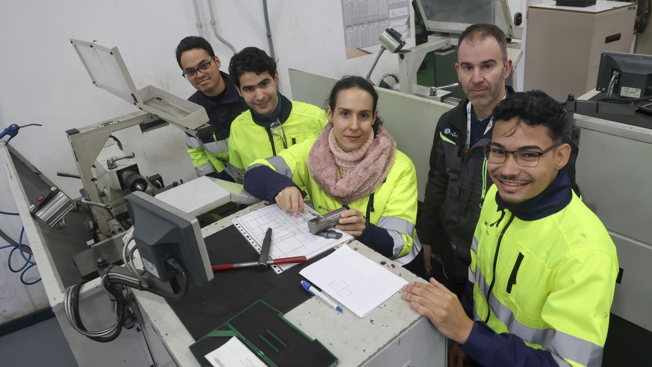 Fabricaciones Parma, en im�genes.De izquierda a derecha, David, Sebasti�n, Raquel, el profesor Miguel Calvo, y Gabriel, el jueves en una de las aulas-taller del CIFP Ferrolterra