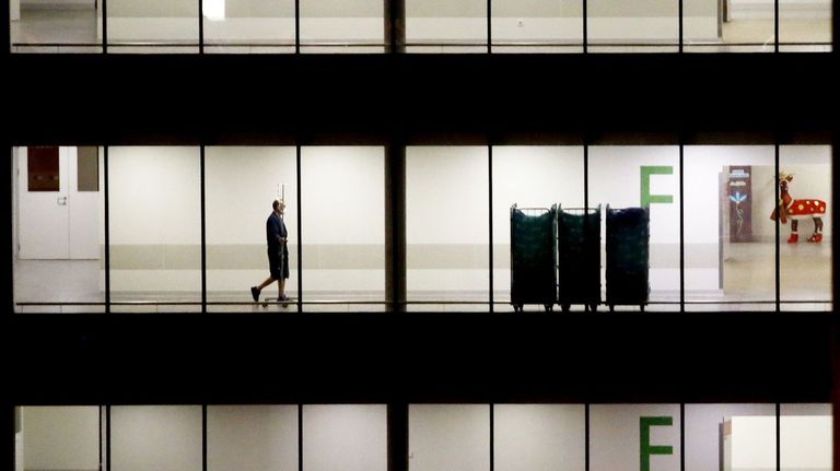 El Hospital Álvaro Cunqueiro reorganiza sus habitaciones