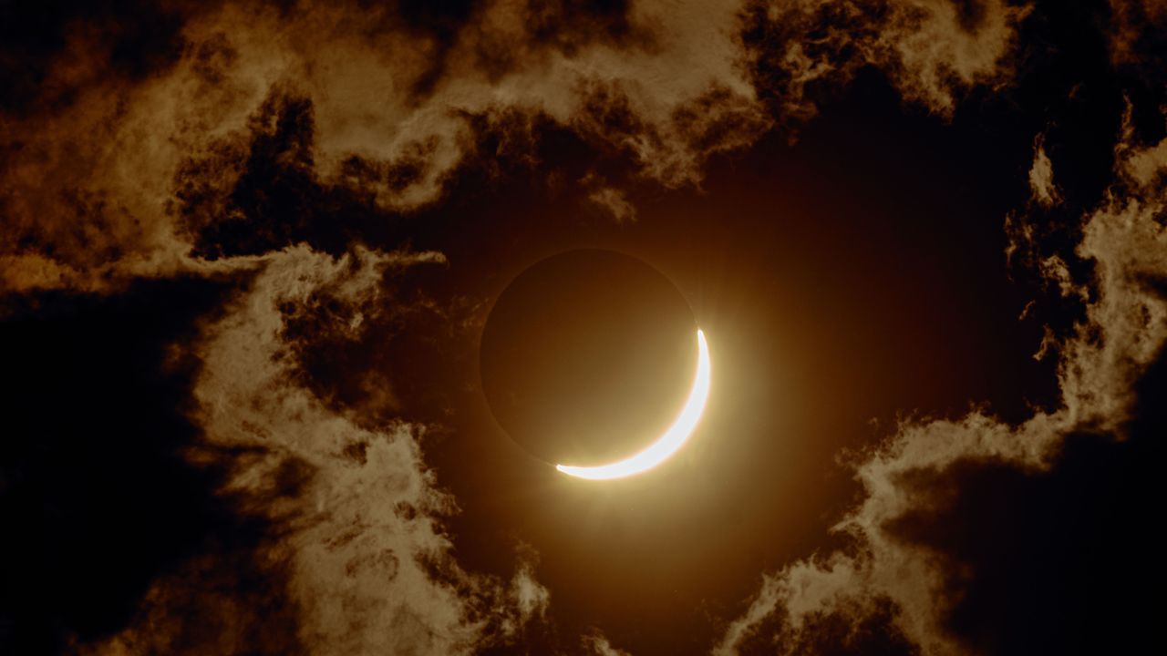 Las im�genes del eclipse total de sol en Galicia.Carballeira de Baio