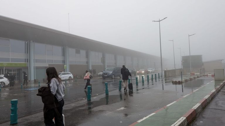 La niebla en Peinador obliga a desviar tres vuelos a Vigo y a cancelar uno a Madrid