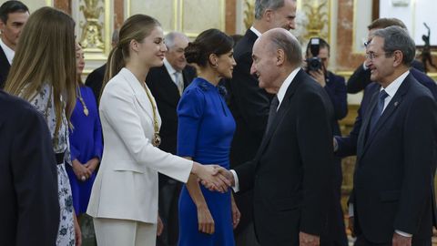 La princesa Leonor saluda a Miquel Roca, uno de los padres de la Constituci�n, durante saludo posterior a los asistentes al acto de la jura