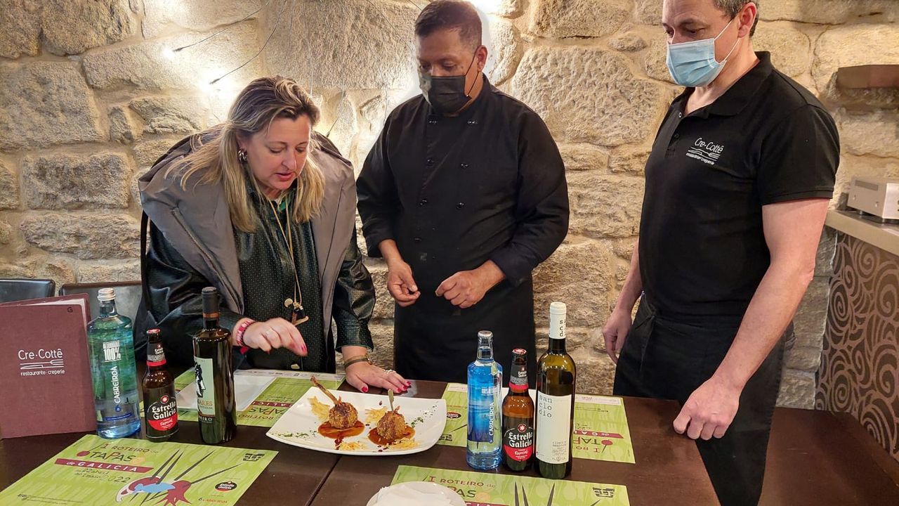 La concejala de Promocin Econmica, Yoya Blanco, degustando una de las creaciones de la ruta de tapas en Pontevedra