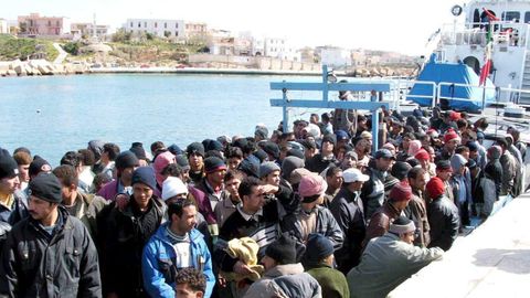 Más de cien inmigrantes ilegales a su llegada a la isla italiana de Lampedusa, en una imagen de archivo