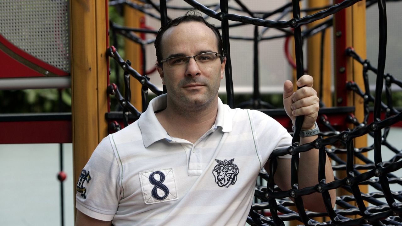 Un�camino sin caminantes.�lvaro y Jorge Pino ayudan a Suso Valverde a subir a la Cruz de Ferro en su handbike