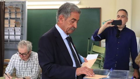 El presidente de Cantabria y candidato del PRC a la reelección, votando este domingo