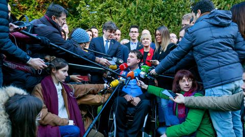 El presidente del PDECat, David Bonveh, atiende a la  prensa en presencia de Puigdemont en Waterloo.