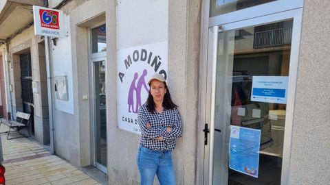 Natalia García es la responsable de la casa do maior A Modiño de Larouco, ubicada junto al cajero.