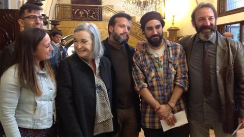 Nuria Espert, junto a varios actores, en el vestbulo del Jovellanos