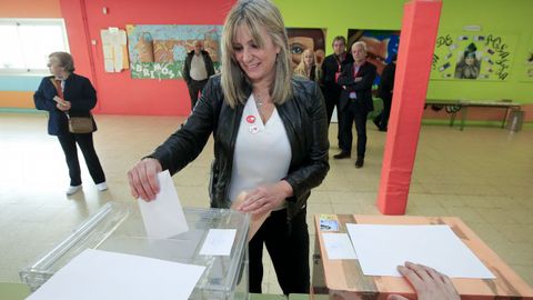 La candidata del PSOE, Ana Prieto, votando en el colegio de Rosala de Castro