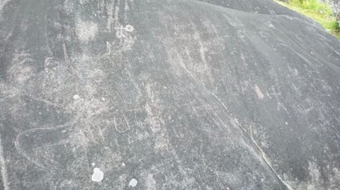 El petroglifo de Fentáns, en Cerdedo-Cotobade, fue objeto de una agresión vandálica el pasado abril
