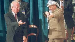Isaac Rabin y Yaser Arafat durante la ceremonia de entrega de los Premios Príncipe de Asturias en 1994.